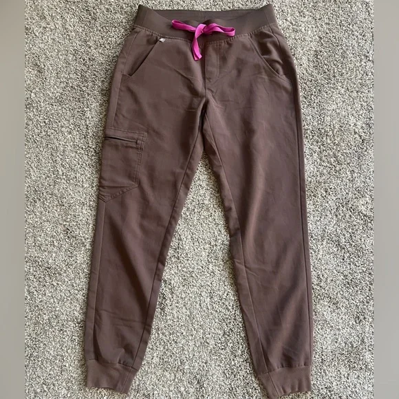 Figs Brown (Smokey Taupe) Scrub Set with Pink Drawstring - Picture 2 of 7